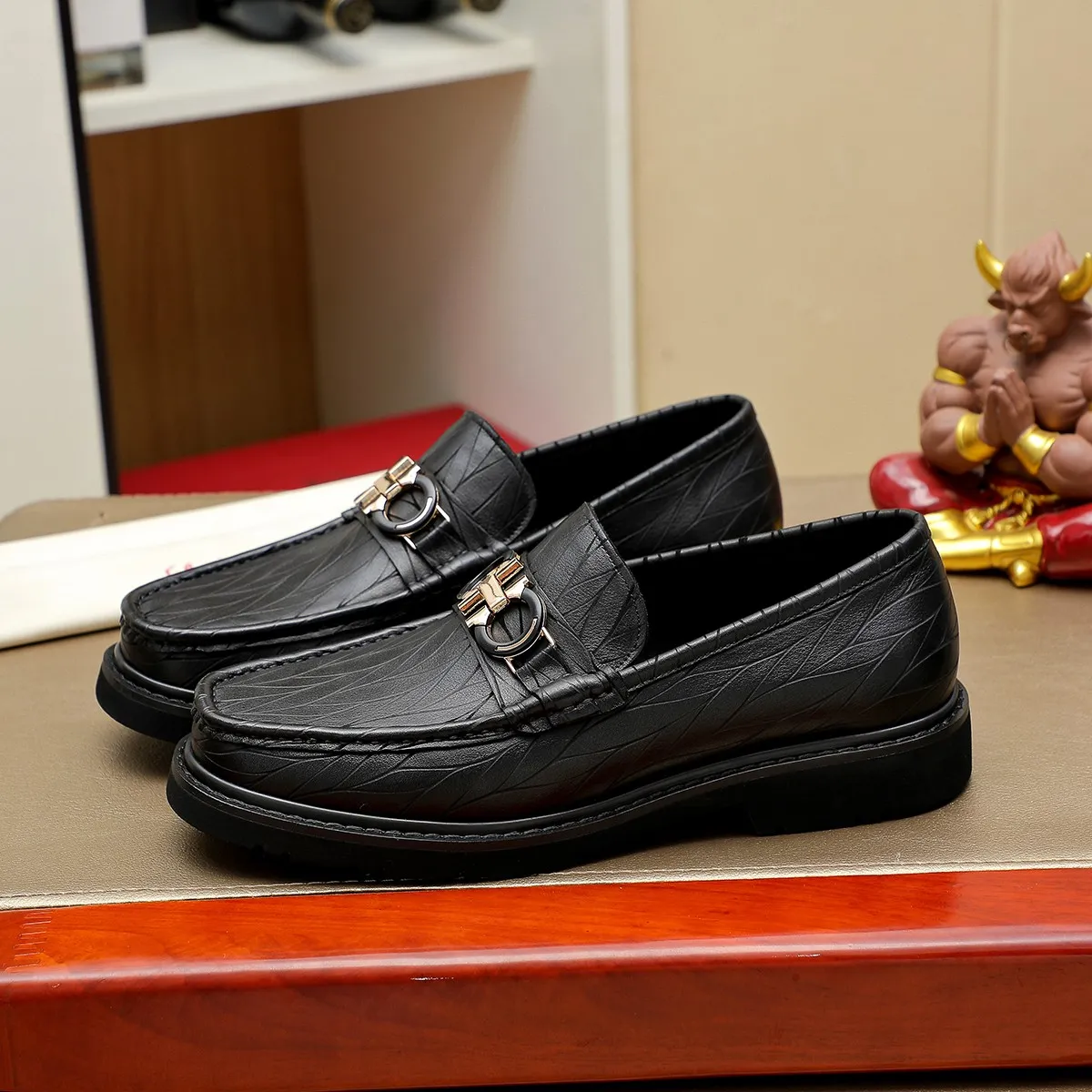 Men's shoes 💰500 Ferragamo [Ferragamo] top imported suit men's shoes 💯Original copy of the official website, product materials: selected imported embossed calfskin + luxury hardware buckle accessories ~ imported water-dyed cow 🐂 leather lining. Strong three-dimensional visual effect, original combination outsole, multiple colors available😘 Size: 38-44 (.45.46. Customized)